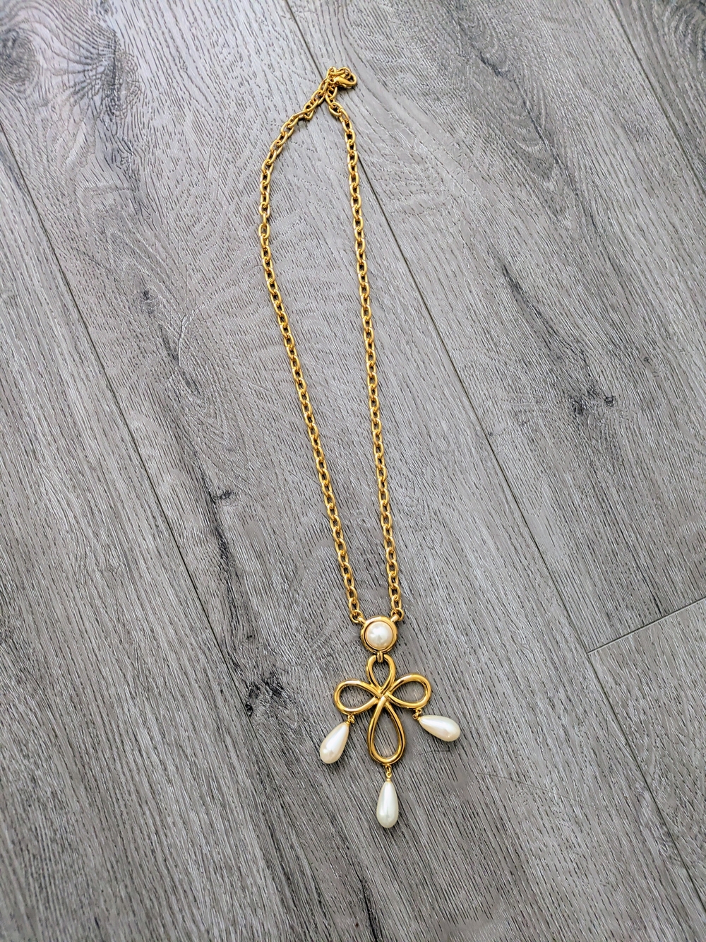 Oscar de la Renta Pearl Bow Pendant Necklace Gold & White Like New